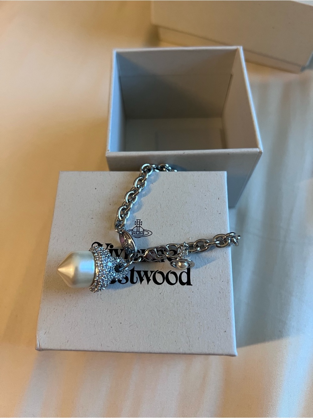 Vivienne Westwood Acorn Lucille Pearl Drop Cluster Bracelet - Picture 5 of 6